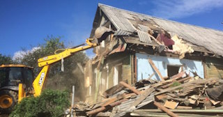 Промышленный демонтаж пристроек к дому в Колпино | Цены от 571 руб. за м2